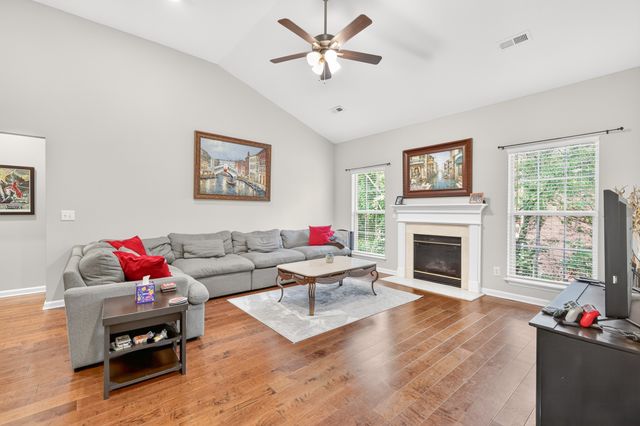 104 E Ridgeview Trce, Hendersonville, TN 37075