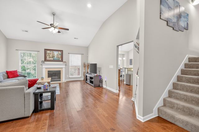 104 E Ridgeview Trce, Hendersonville, TN 37075