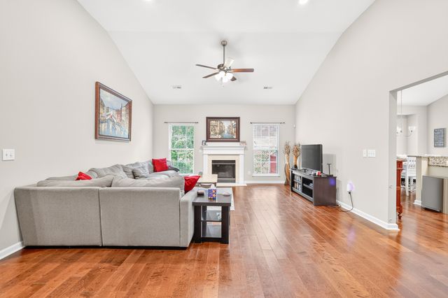 104 E Ridgeview Trce, Hendersonville, TN 37075