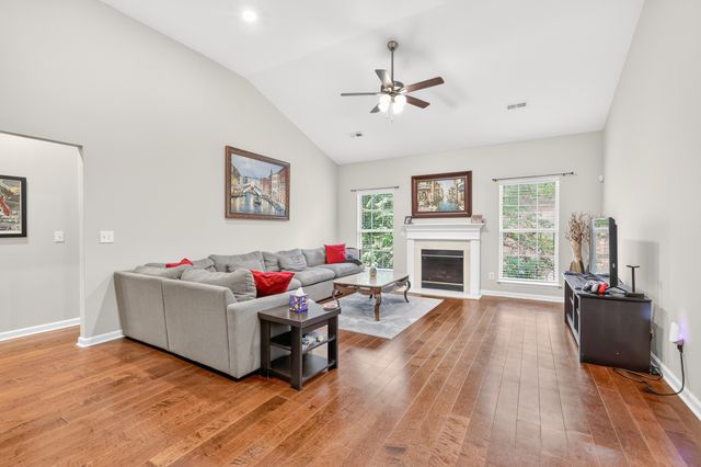 104 E Ridgeview Trce, Hendersonville, TN 37075