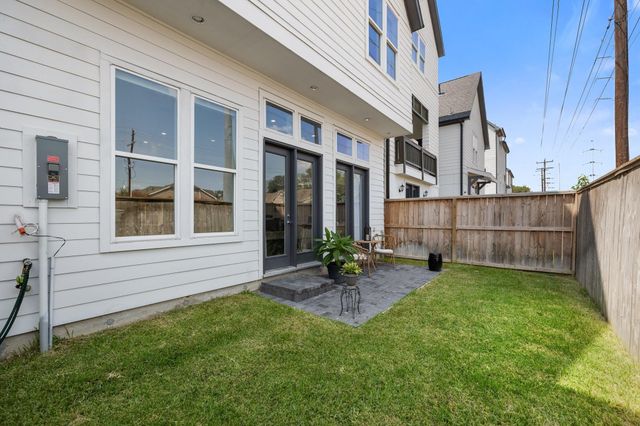 3306 W 12th Street, Houston, TX 77008