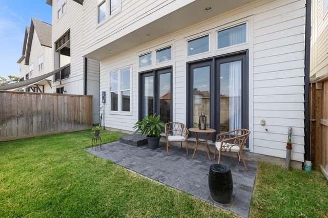 3306 W 12th Street, Houston, TX 77008