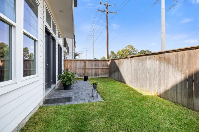 3306 W 12th Street, Houston, TX 77008