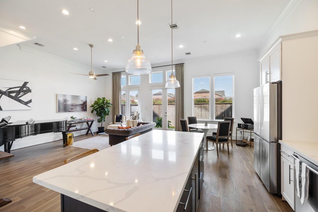 3306 W 12th Street, Houston, TX 77008