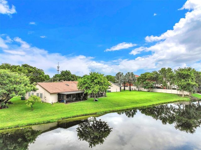 7702 NW 60th St, Tamarac, FL 33321