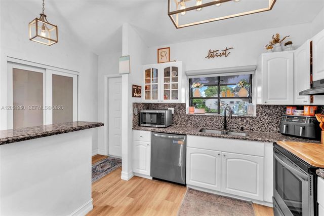 7702 NW 60th St, Tamarac, FL 33321