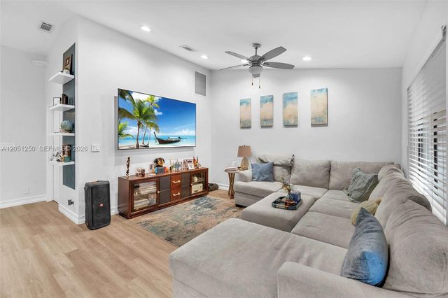7702 NW 60th St, Tamarac, FL 33321