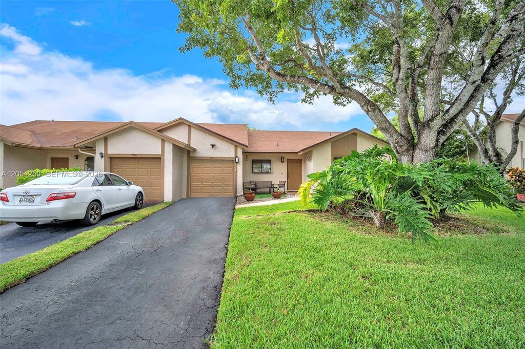 7702 NW 60th St, Tamarac, FL 33321