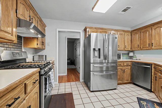 8 JONATHAN Drive, Conway, AR 72032