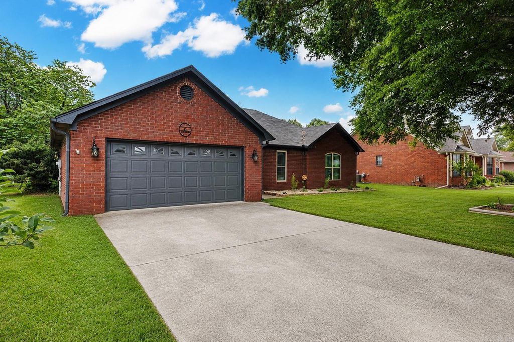 8 JONATHAN Drive, Conway, AR 72032