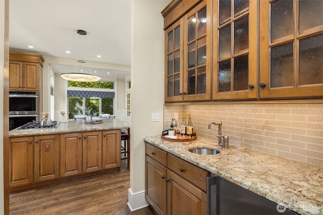 805 92nd Avenue NE, Bellevue, WA 98004