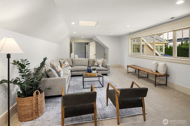 805 92nd Avenue NE, Bellevue, WA 98004