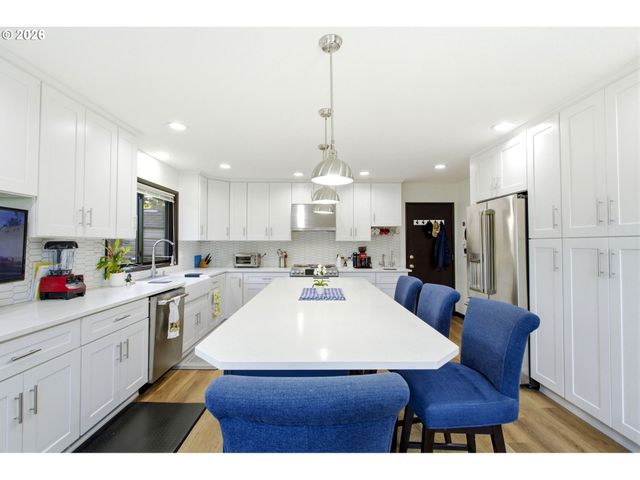 1511 WOODLAND Ter, Lake Oswego, OR 97034