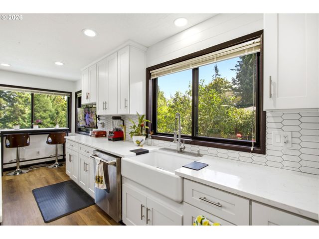1511 WOODLAND Ter, Lake Oswego, OR 97034