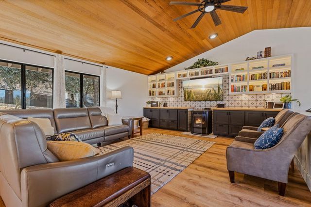 413 Orchard Ct, Auburn, CA 95603