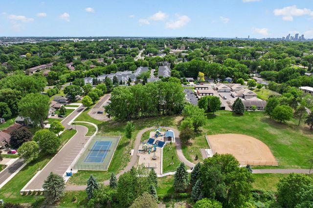 350 Oakwood Drive 9, New Brighton, MN 55112