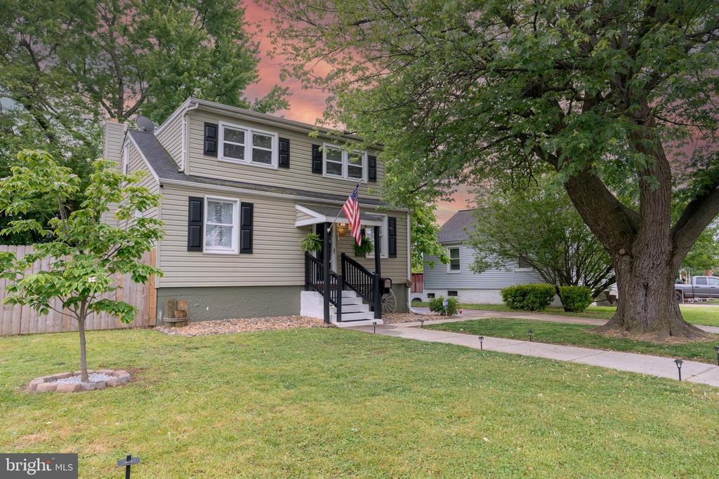 Image 1 of property listing at 220 PINEWOOD RD, Baltimore, MD 21222