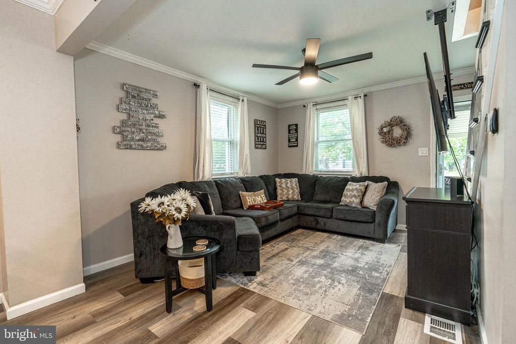 Image 11 of property listing at 220 PINEWOOD RD, Baltimore, MD 21222
