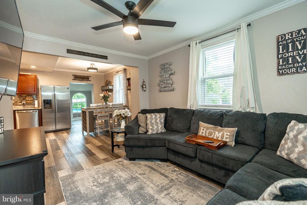 Image 12 of property listing at 220 PINEWOOD RD, Baltimore, MD 21222
