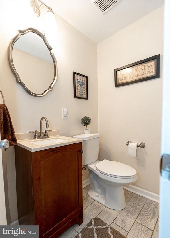 Image 13 of property listing at 220 PINEWOOD RD, Baltimore, MD 21222