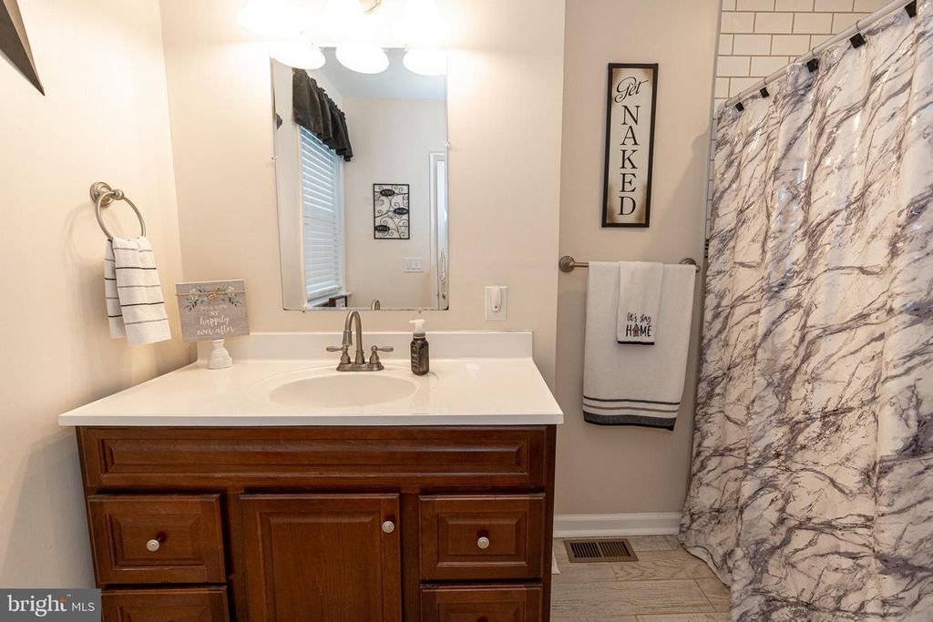 Image 14 of property listing at 220 PINEWOOD RD, Baltimore, MD 21222