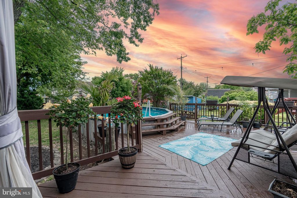 Image 2 of property listing at 220 PINEWOOD RD, Baltimore, MD 21222