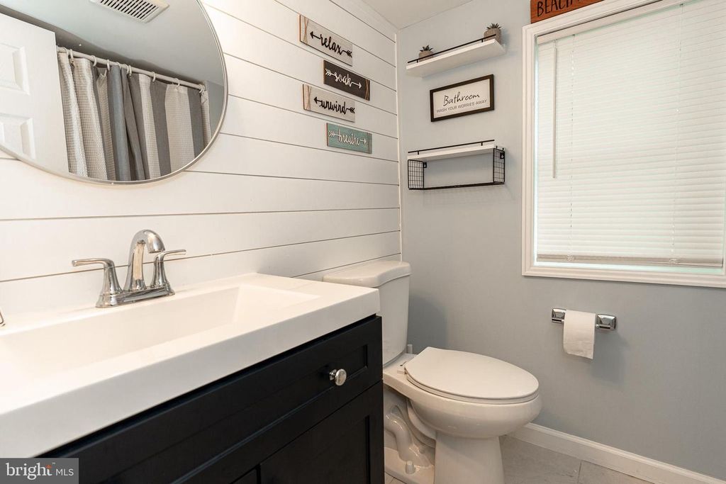 Image 22 of property listing at 220 PINEWOOD RD, Baltimore, MD 21222