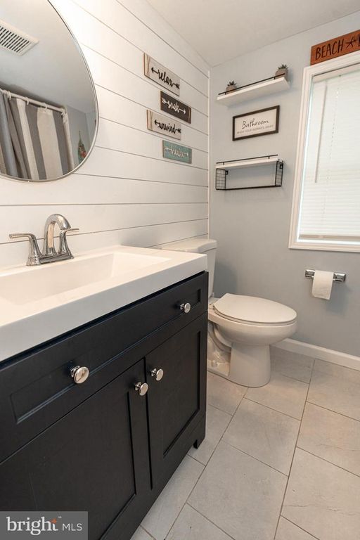 Image 23 of property listing at 220 PINEWOOD RD, Baltimore, MD 21222