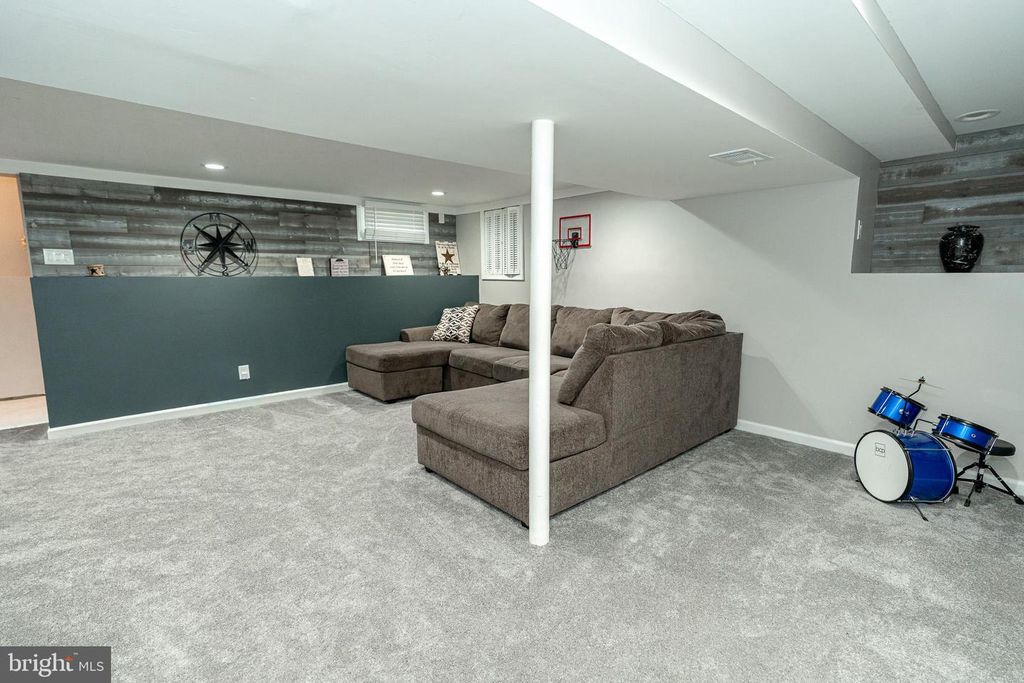 Image 25 of property listing at 220 PINEWOOD RD, Baltimore, MD 21222