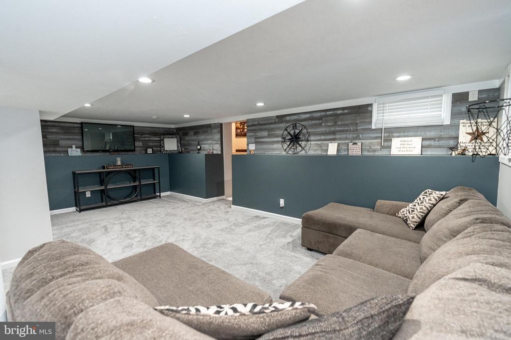 Image 26 of property listing at 220 PINEWOOD RD, Baltimore, MD 21222
