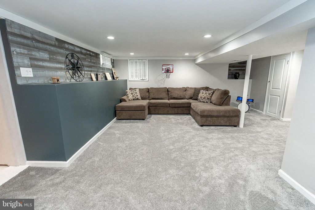 Image 27 of property listing at 220 PINEWOOD RD, Baltimore, MD 21222