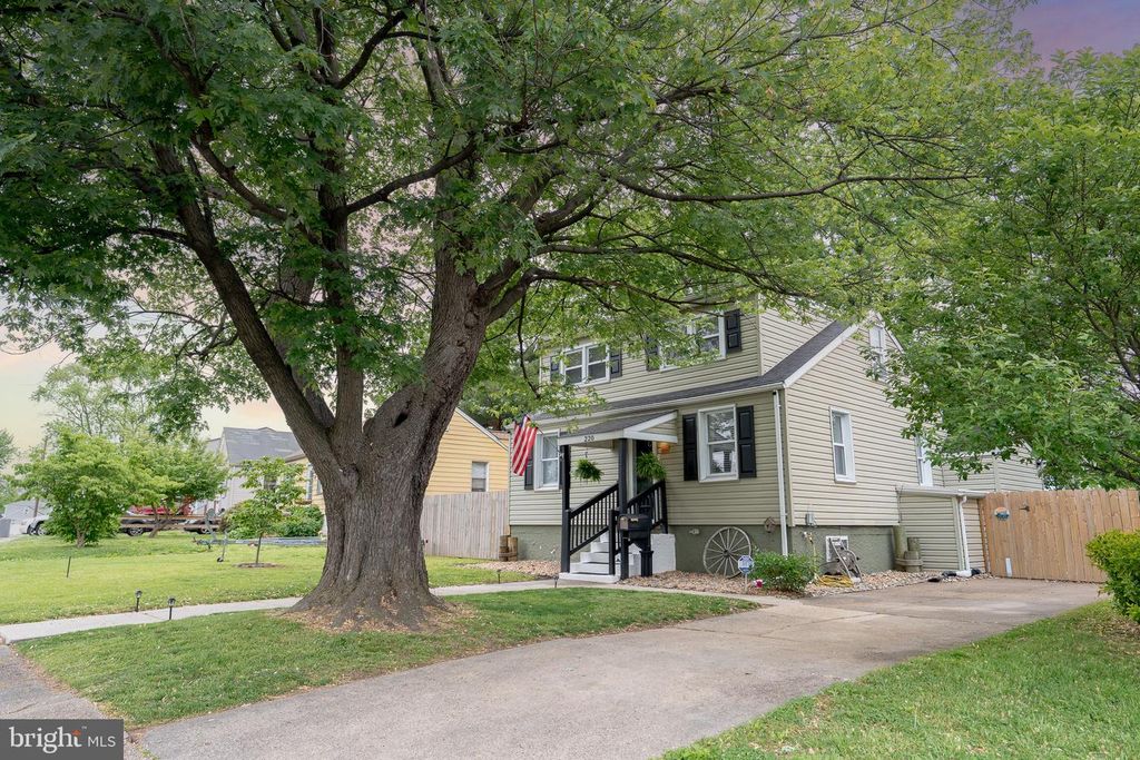 Image 32 of property listing at 220 PINEWOOD RD, Baltimore, MD 21222