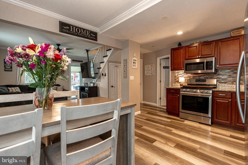 Image 4 of property listing at 220 PINEWOOD RD, Baltimore, MD 21222