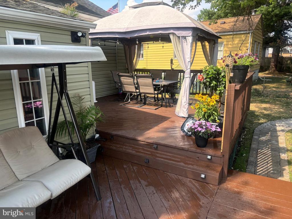 Image 40 of property listing at 220 PINEWOOD RD, Baltimore, MD 21222