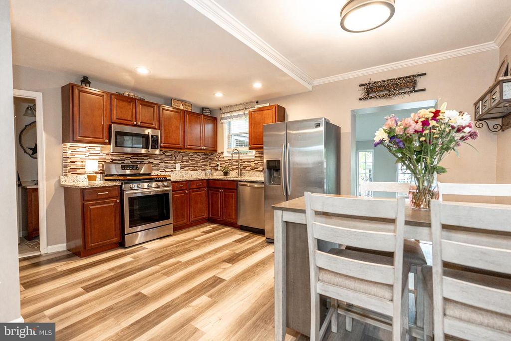 Image 5 of property listing at 220 PINEWOOD RD, Baltimore, MD 21222