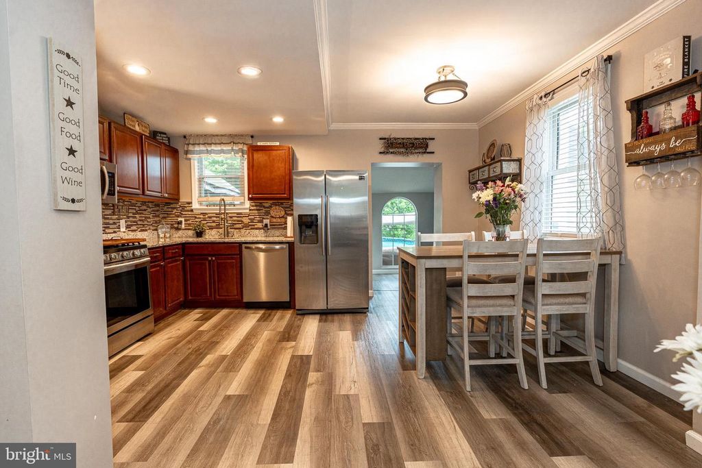Image 6 of property listing at 220 PINEWOOD RD, Baltimore, MD 21222