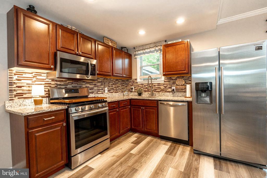Image 7 of property listing at 220 PINEWOOD RD, Baltimore, MD 21222