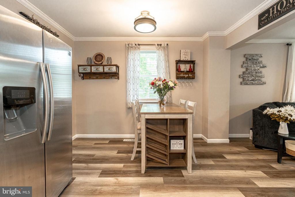 Image 8 of property listing at 220 PINEWOOD RD, Baltimore, MD 21222