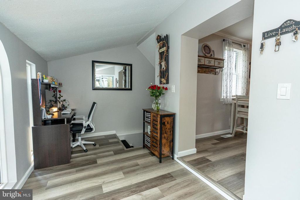 Image 9 of property listing at 220 PINEWOOD RD, Baltimore, MD 21222