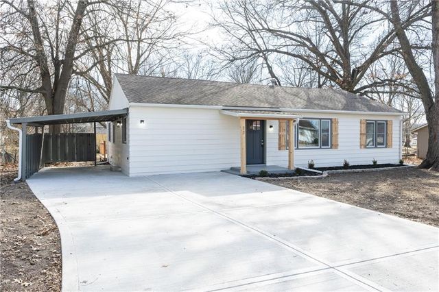 11 Brookside Drive, Paola, KS 66071