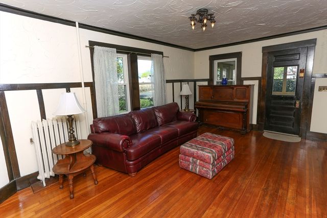 11 Roosevelt Ave, Holyoke, MA 01040