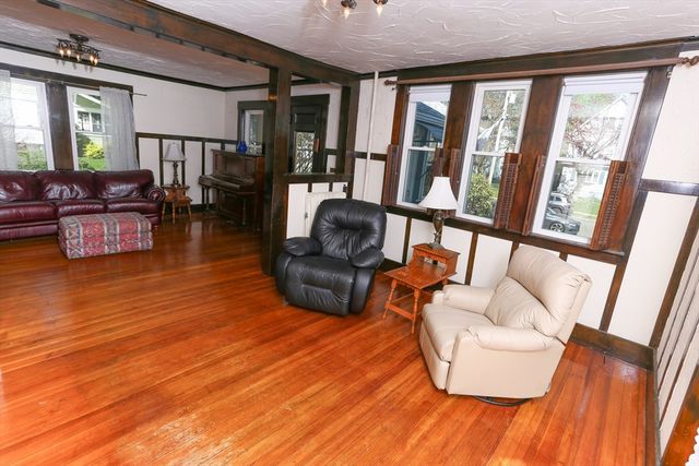 11 Roosevelt Ave, Holyoke, MA 01040