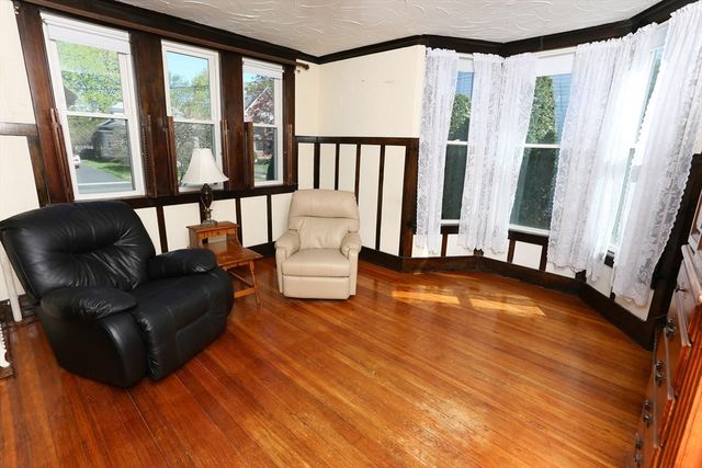 11 Roosevelt Ave, Holyoke, MA 01040