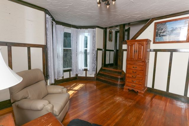 11 Roosevelt Ave, Holyoke, MA 01040