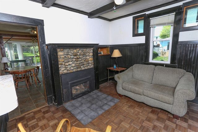 11 Roosevelt Ave, Holyoke, MA 01040