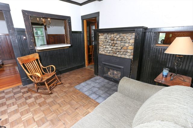 11 Roosevelt Ave, Holyoke, MA 01040