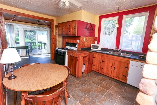 11 Roosevelt Ave, Holyoke, MA 01040