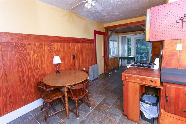 11 Roosevelt Ave, Holyoke, MA 01040