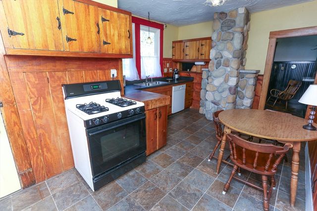 11 Roosevelt Ave, Holyoke, MA 01040