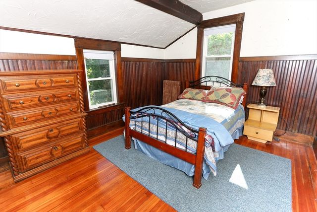 11 Roosevelt Ave, Holyoke, MA 01040